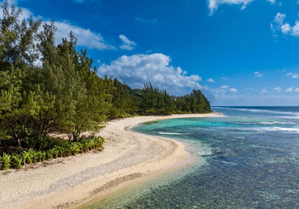 vue générale d'un lagon avec plage de sable blanc sur l'île de Rurutu - Les perles cachées de Polynésie : découverte des îles moins connues