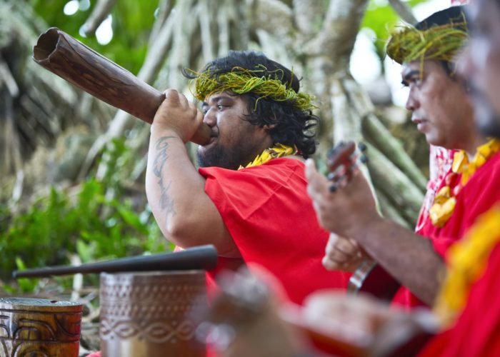 Musiciens polynésiens en tenue traditionnelle à Rurutu, dans l'archipel des Australes.