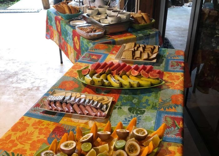 subtiles-tahiti-rurutu-pension-vaitumu-village-1©vaitumu-village Pension Vaitumu Village à Rurutu - buffet de fruits tropicaux.