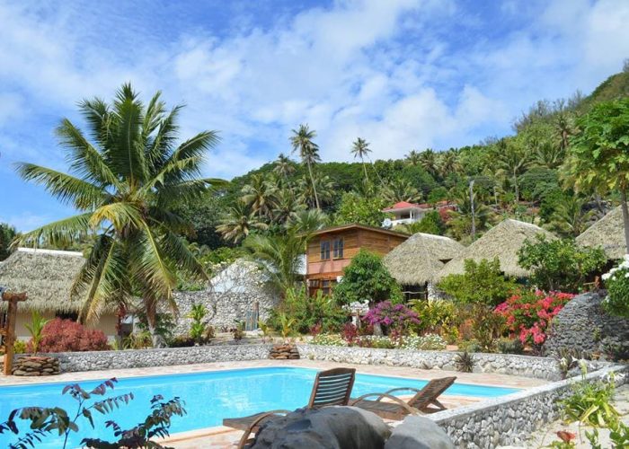 Pension Vaitumu Village à Rurutu, archipel des Australes - Vue depuis le Jardin, sur la piscine, les bungalows, et la montagne en arrière plan.