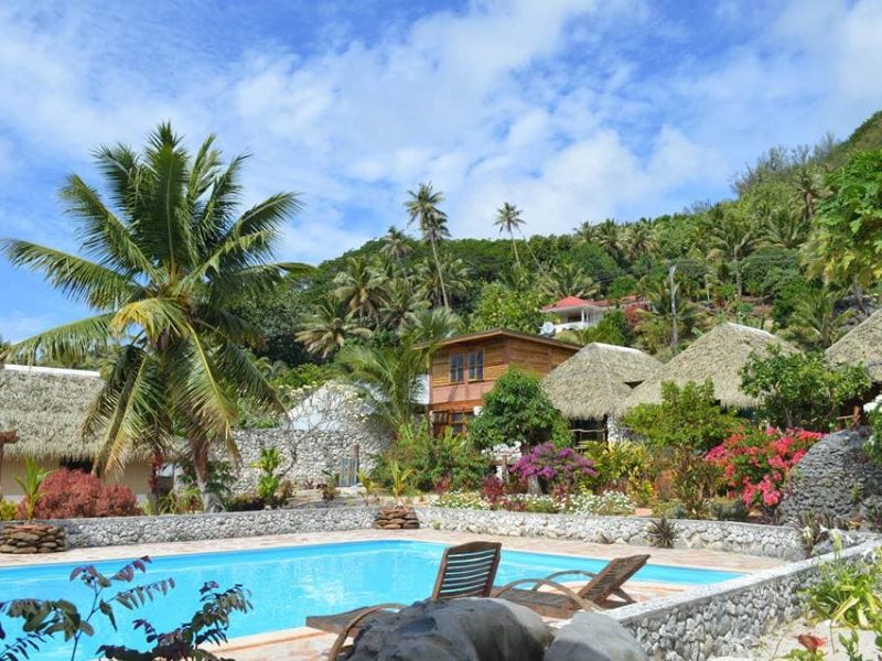 Pension Vaitumu Village à Rurutu, archipel des Australes - Vue depuis le Jardin, sur la piscine, les bungalows, et la montagne en arrière plan.