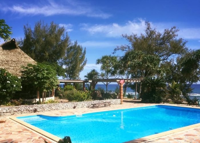 subtiles-tahiti-rurutu-pension-vaitumu-village-3©vaitumu-village Pension Vaitumu Village à Rurutu, archipel des Australes - Piscine et Océan en arrière plan.