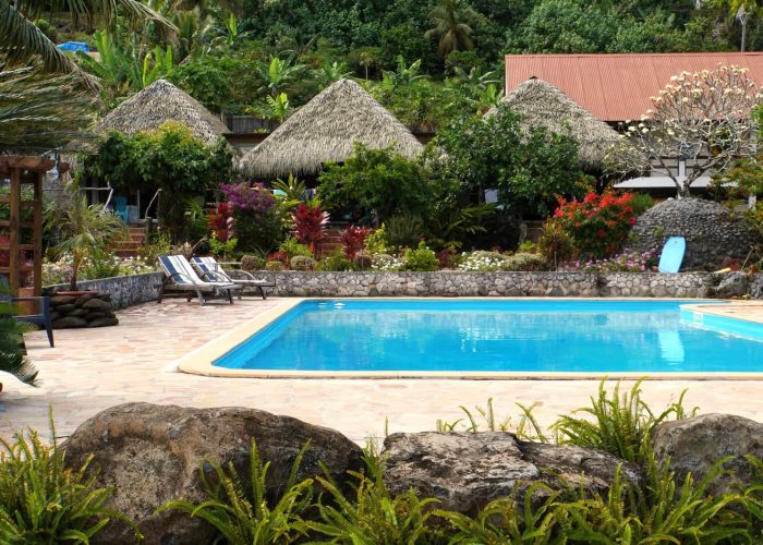 Pension Vaitumu Village à Rurutu, archipel des Australes - Vue depuis le jardin, sur la piscine, avec les bungalows en arrière plan.