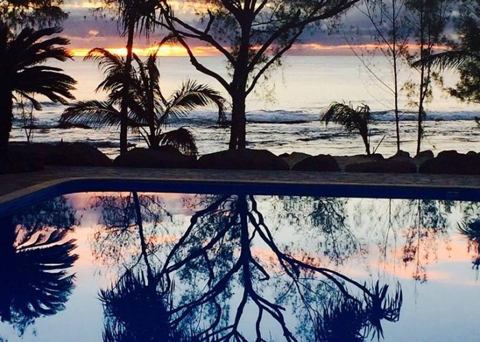 Pension Vaitumu Village à Rurutu, archipel des Australes - Coucher de soleil avec arbre reflétant dans la piscine.