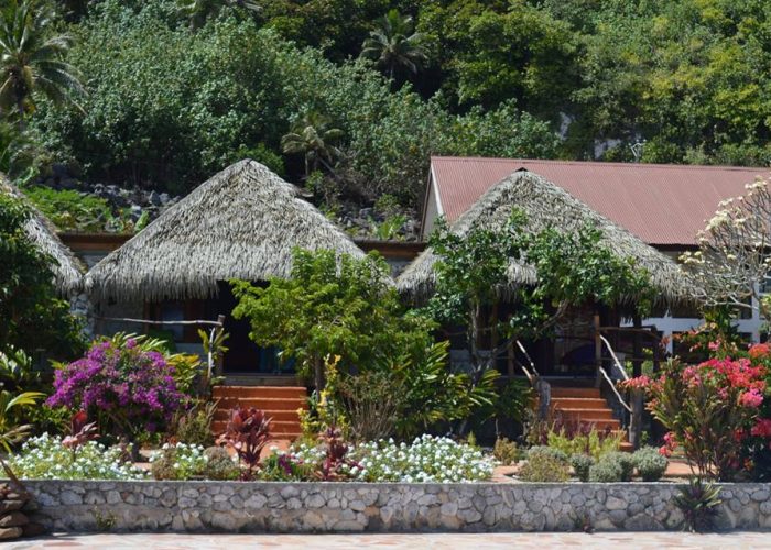 Pension Vaitumu Village à Rurutu, archipel des Australes - Extérieur des bungalows dans le jardin de la pension.