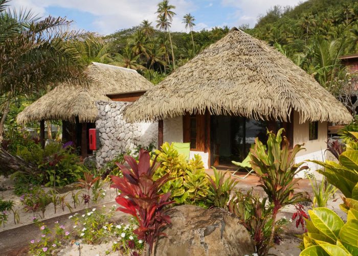 Pension Vaitumu Village à Rurutu, archipel des Australes - Extérieur et terrasse d'un Bungalow dans le jardin de la pension.