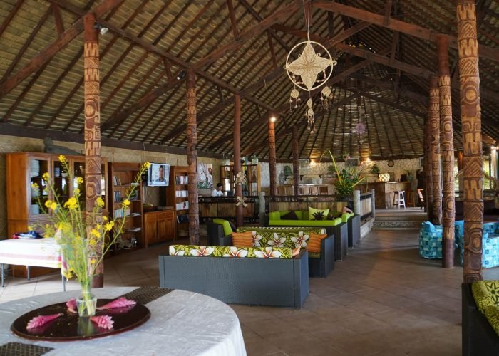 subtiles-tahiti-rurutu-pension-vaitumu-village©vaitumu-village Pension Vaitumu Village à Rurutu, archipel des Australes - Salon principal avec canapé et bar.