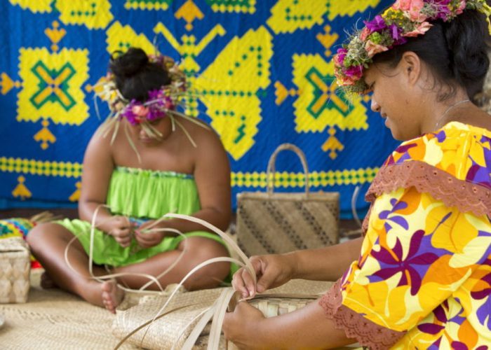 Deux femmes polynésiennes tressants des paniers traditionnels à Rurutu aux îles Australes.