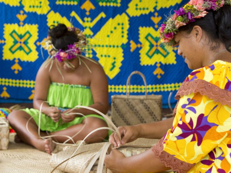 Deux femmes polynésiennes tressants des paniers traditionnels à Rurutu aux îles Australes.