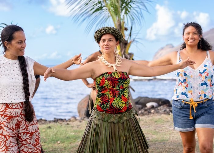 femme polynésienne donnant un cours de danse tahitienne - slow travel