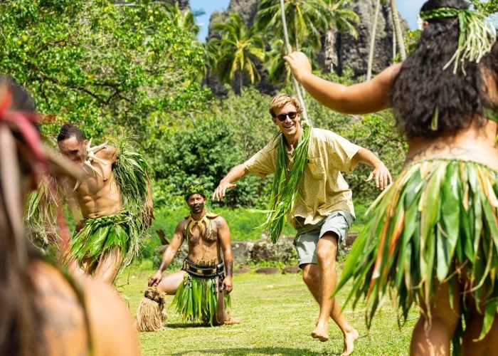 touriste apprenant la danse de l'oiseau aux Marquises - slow travel