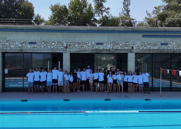 Stage 21 à Tahiti - coachs et stagiaires devant une piscine