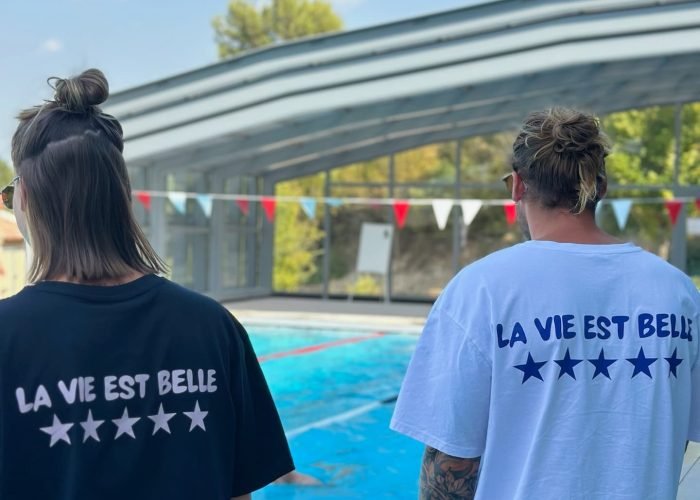 stage 21 à tahiti - coachs de dos avec t-shrt "la vie est belle"