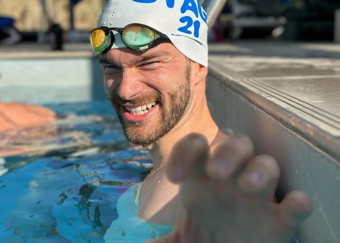stage 21 à Tahiti - nageur dans une piscine avec bonnet stage 21