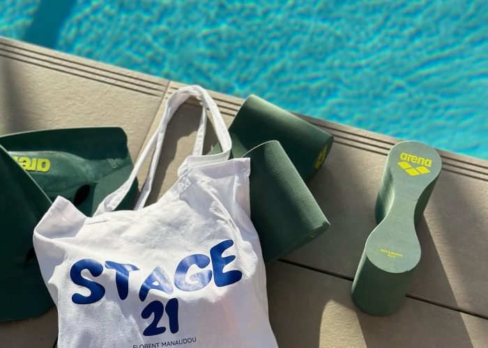 stage 21 tahiti - sac avec le logo stage 21 posé au bord d'une piscine