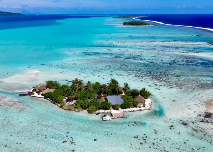 Hôtel Eden Private Island 2* à Taha'a - vue depuis un drone de l'hôtel entouré d'un lagon turquoise.