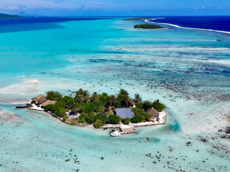 Hôtel Eden Private Island 2* à Taha'a - vue depuis un drone de l'hôtel entouré d'un lagon turquoise.