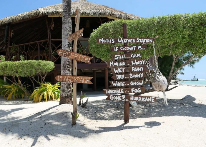 subtiles-tahiti-tahaa-hotel-eden-private-island-6©eden-private-island Hôtel Eden Private Island 2* à Taha'a - panneau d'orientation en bois face au restaurant.