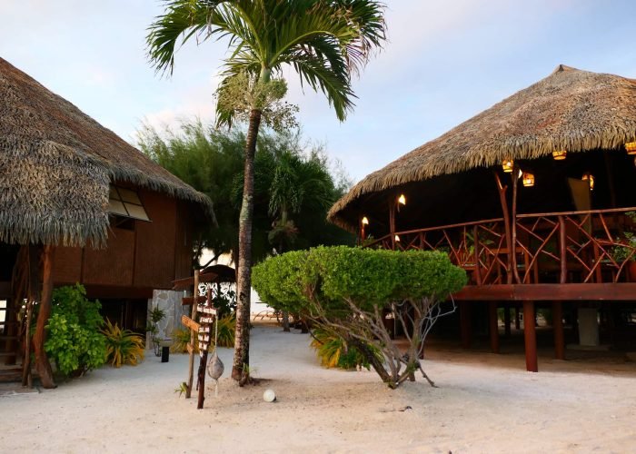 subtiles-tahiti-tahaa-hotel-eden-private-island-7©eden-private-island Hôtel Eden Private Island 2* à Taha'a - jardin de l'hôtel avec le restaurant sur pilotis.