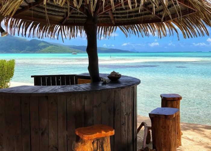 subtiles-tahiti-tahaa-hotel-eden-private-island-8©eden-private-island Hôtel Eden Private Island 2* à Taha'a - bar sous un parasol devant le lagon turquoise.
