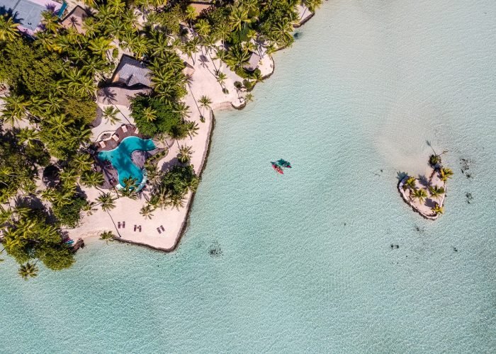 Hôtel Le Taha'a by Pearl Resort 5* - vue aérienne sur le lagon, la plage et la piscine.