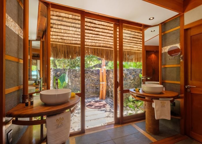 Hôtel Le Taha’a by Pearl Resorts 5*. Salle de bain intérieur et extérieur d'une Villa Plage avec Piscine Privée.