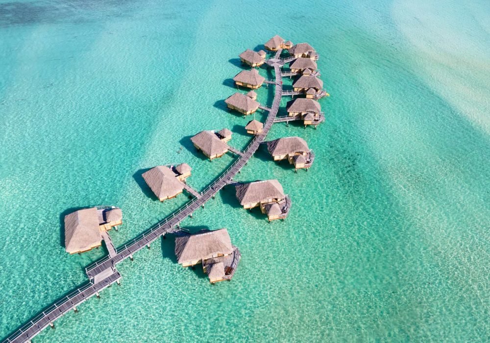 Vue aérienne suites sur pilotis l'hôtel Le Taha'a by Pearl Resorts 5***** à Taha'a