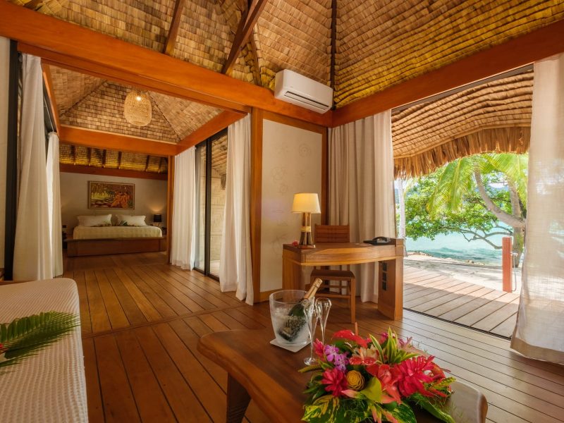 Hôtel le Taha'a by Pearl Resorts 5* - vue de l'intérieur d'une villa plage avec salon et chambre à coucher