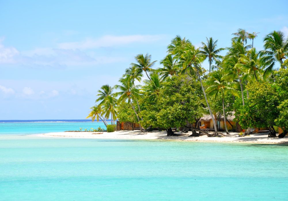 Vue sur le lagon et une villa plage avec piscine de l'hôtel Le Taha'a By Pearl Resorts 5*