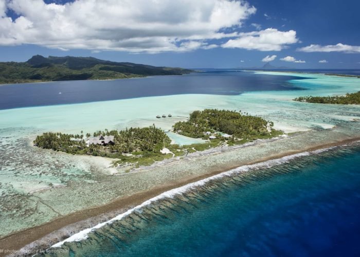 subtiles-tahiti-tahaa-hotel-vahine-island-2©gregoire-le-bacon-tahiti-nui-helicopters.jpg Hôtel Vahine Private Island 4* à Taha’a - Vue aérienne sur le motu, le lagon l'océan et l'île principale de Taha'a.
