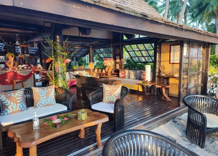 subtiles-tahiti-tahaa-hotel-vahine-island-2©tahiti-travel-services Hôtel Vahine Private Island 4* à Taha’a - Bar et Salon intérieur et extérieur donnant sur la plage.
