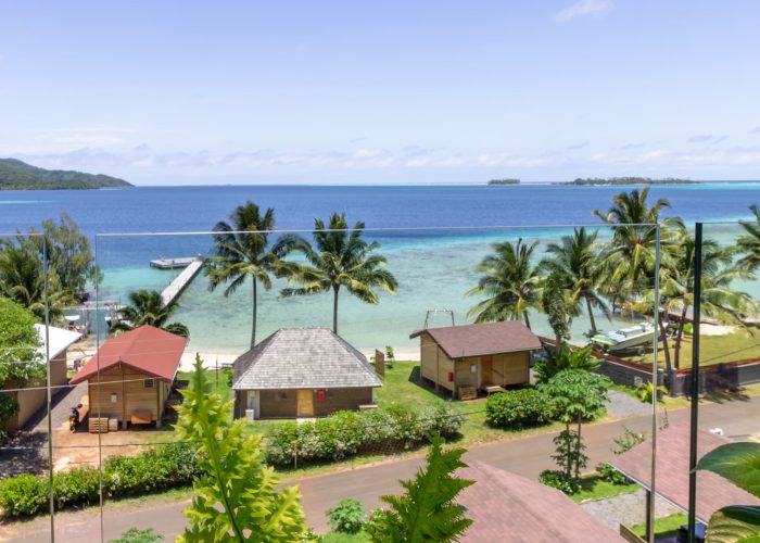 Pension Anahata à Taha’a – vue depuis la colline sur les bungalows et le lagon.