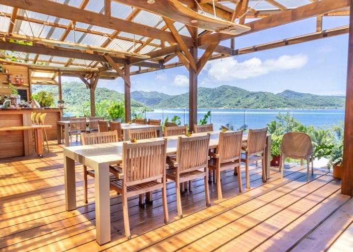 Pension Anahata à Taha’a – espace de restauration avec vue mer.