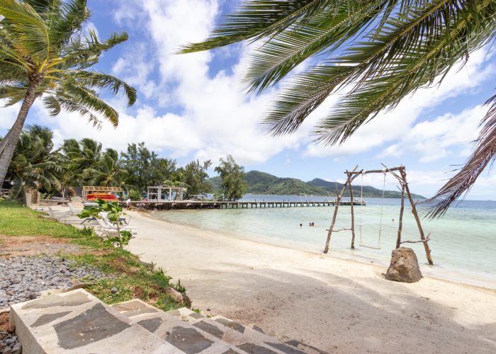 Pension Anahata à Taha’a – plage et balançoire en bois au dessus du lagon.