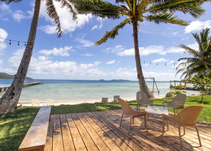 Pension Anahata à Taha’a – terrasse d'un bungalow plage.