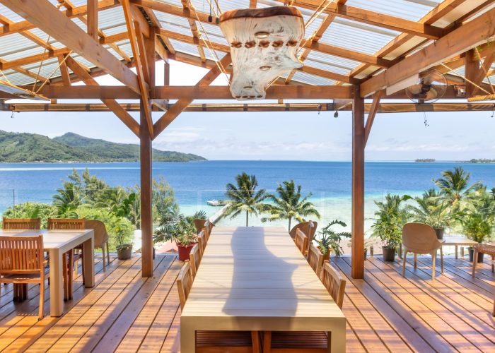 Pension Anahata à Taha’a – salle de restaurant avec vue panoramique sur le lagon.