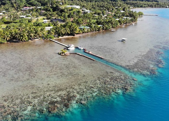 Pension Fare Pea Iti à Taha’a. Vue aérienne générale sur le lagon, le ponton et la pension de famille.