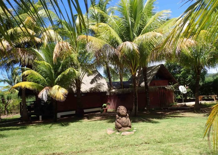 subtiles-tahiti-tahaa-pension-fare-pea-iti-4©fare-pea-iti Pension Fare Pea Iti à Taha’a - Extérieur d'un bungalow jardin tropical avec tiki devant.