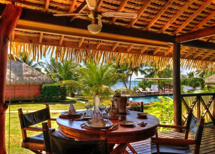 subtiles-tahiti-tahaa-pension-fare-pea-iti-8©fare-pea-iti Pension Fare Pea Iti à Taha’a. Table dressée avec vue sur le jardin et la piscine.