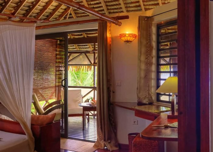 subtiles-tahiti-tahaa-pension-fare-pea-iti©fare-pea-iti Pension Fare Pea Iti à Taha'a. Vue panoramique de l'intérieur d'un bungalow plage.