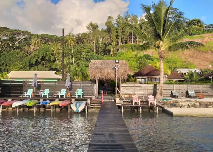 Pension La Perle de Taha'a. Vue générale sur la pension et la petite plage depuis le ponton.