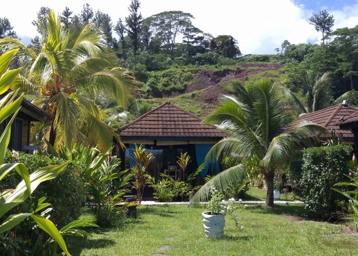 Pension La Perle de Taha'a. Bungalow Archipel dans le jardin tropical de la pension.