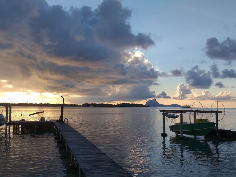 Pension La Perle de Taha'a - vue au coucher du soleil sur le ponton donnant sur le lagon de l'ile de Taha'a. Bora Bora en arrière plan