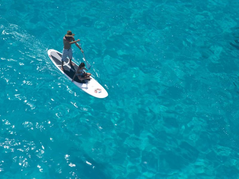 Lagon de Taha'a. Vue aérienne d'un couple faisant du stand up paddle.