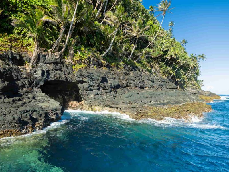 vue de l'entrée d'une grotte depuis le lagon à Tahiti iti