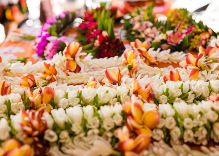 gros pan sur des colliers de fleurs de tiare Tahiti et fleurs de tipaniers