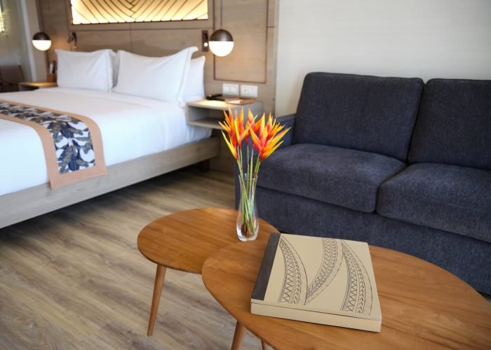 Hôtel Hilton Tahiti 4* - coin salon avec table basse d'une chambre