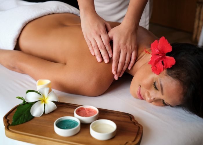 Hôtel Hilton Tahiti 4* - femme se faisant masser au spa