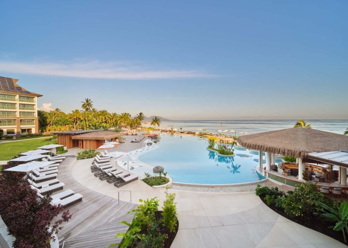 Hôtel Hilton Tahiti 4*. Vue sur la piscine et le lagon, depuis l'étage de l'hôtel.