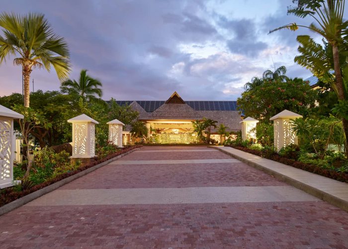 Hôtel Hilton Tahiti 4*. Vue générale extérieure sur l'entrée de l'hôtel au coucher du soleil.